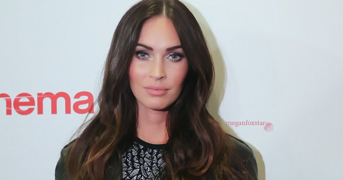 Меган Фокс показала округлившийся животик на прогулке с вероятным отцом малыша