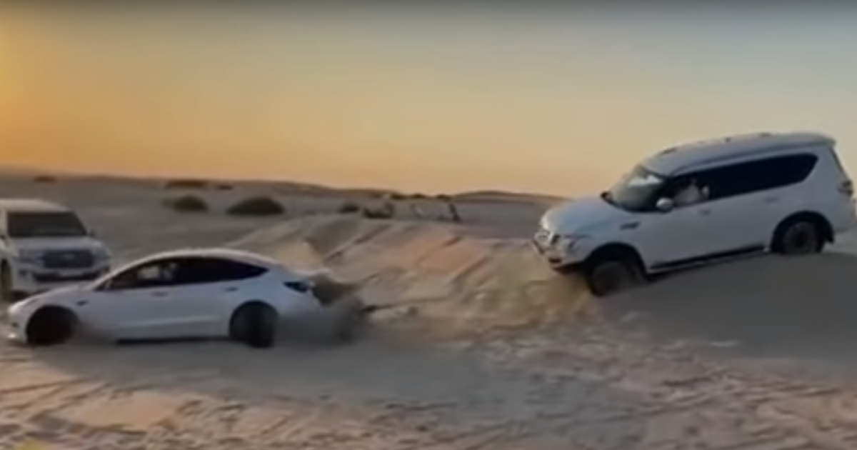 Мережу вразило відео, як Tesla витягує з піску позашляховик Nissan