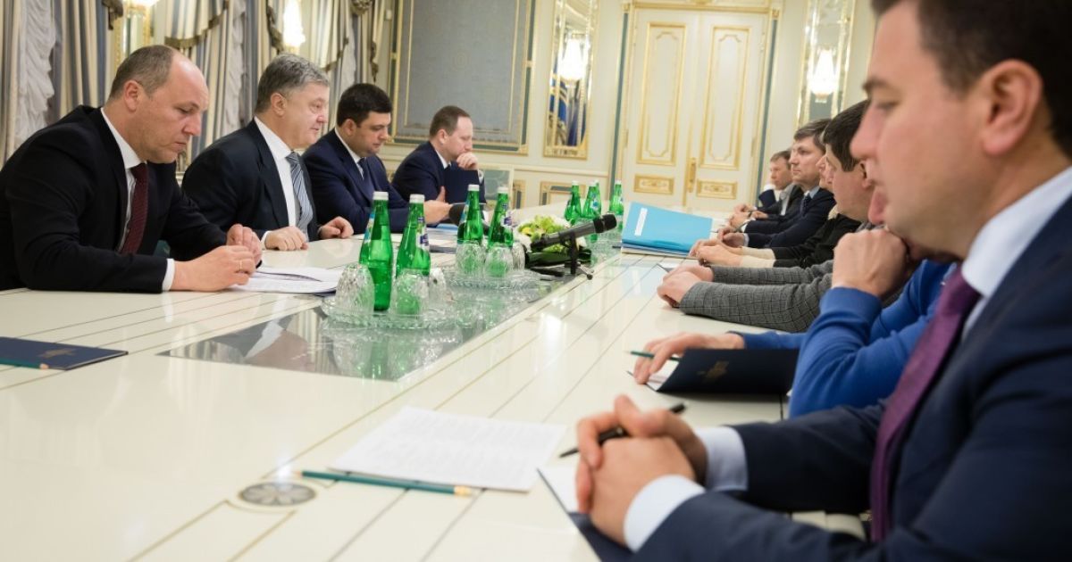 Тайная встреча у Порошенко, последствия боя в Водяном. Пять новостей, которые вы могли проспать