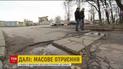 Струсом мозку та синцями закінчився для киянина виклик патрульних для фіксування ями в дворі