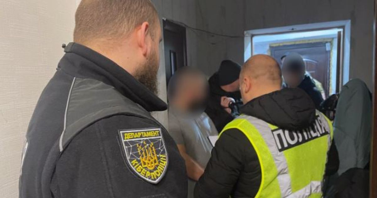 Поліцейські Хмельниччини затримали чоловіка, який адміністрував 11 веб-ресурсів із дитячою порнографією