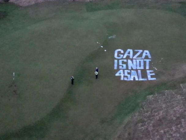 На полі для гольфу активісти написали: