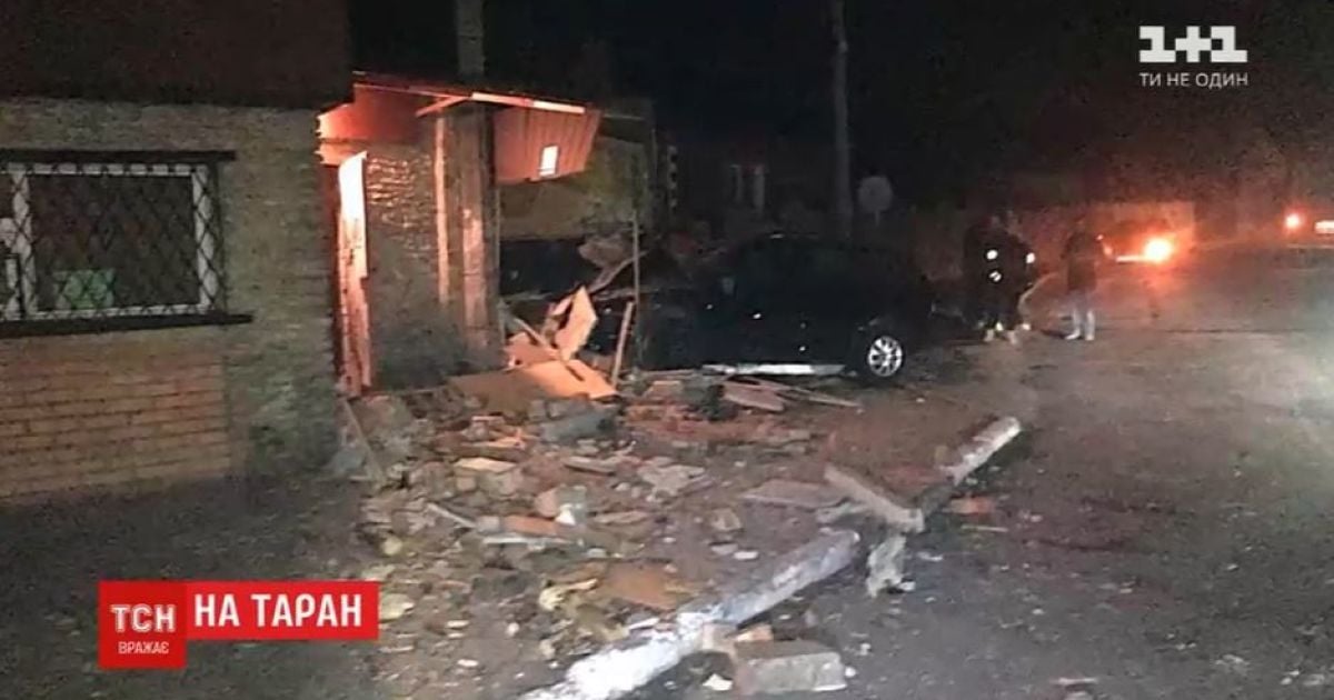 На Рівненщині водій з розгону протаранив кав’ярню на повороті