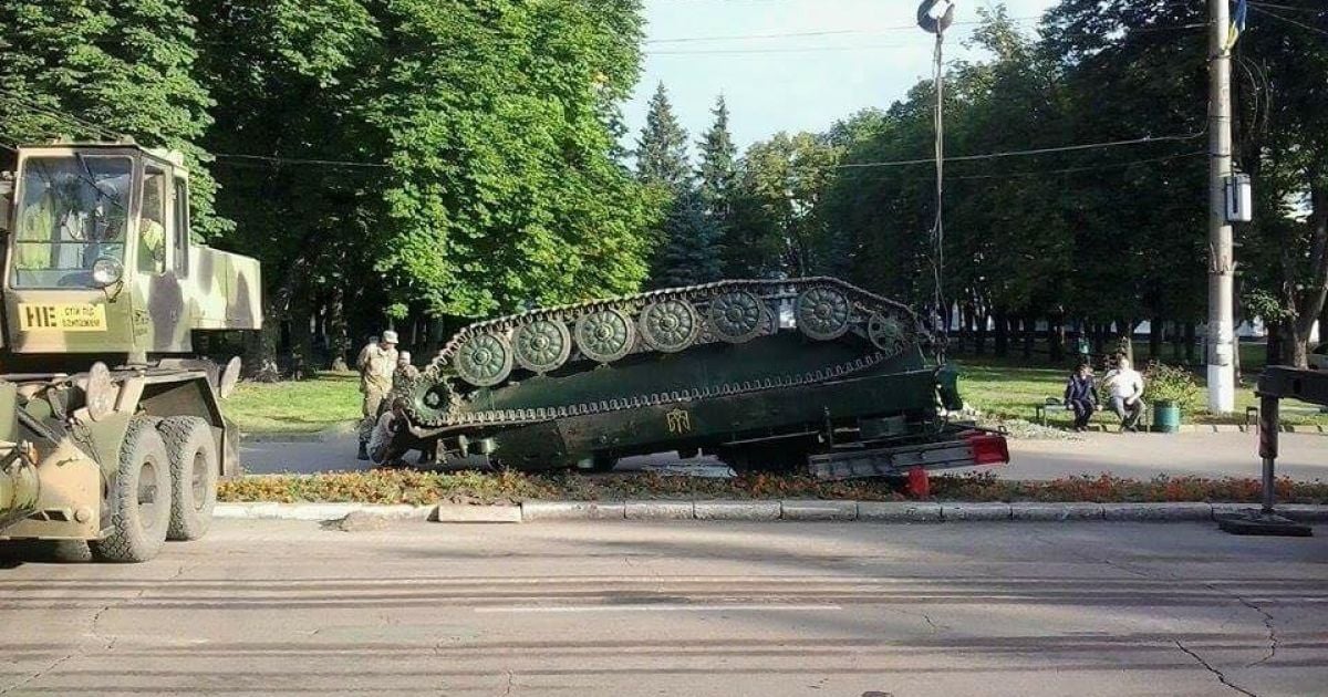 В центре Конотопа перевернулся зенитно-ракетный комплекс