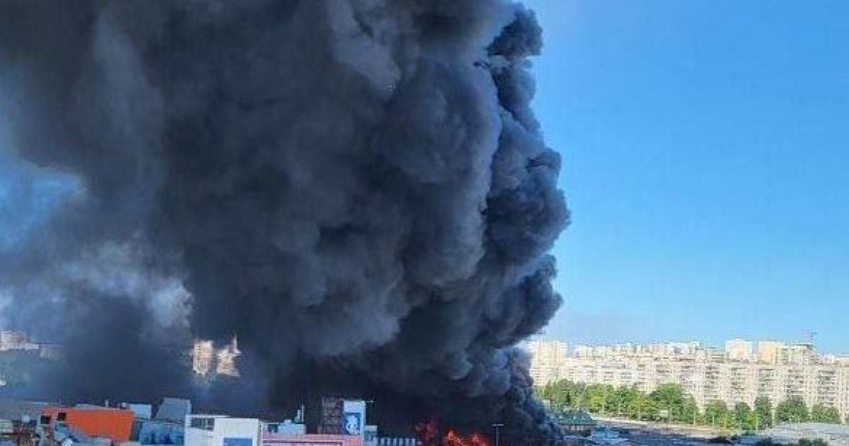 Ракетний удар РФ по гіпермаркету у Харкові. Фото із місцевих пабліків