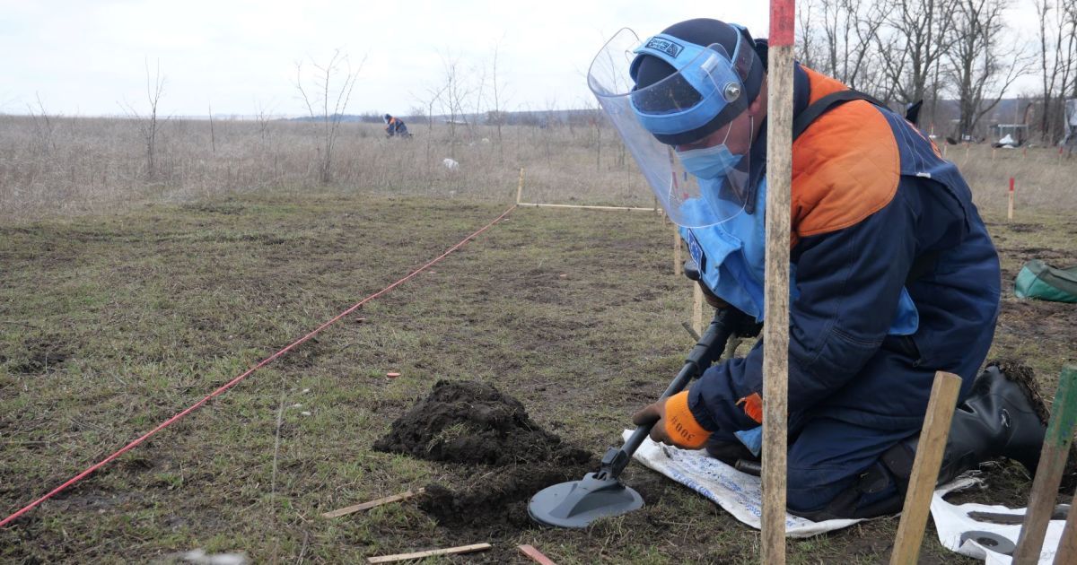Бойовики біля Гнутового обстріляли українських піротехніків, які розміновували територію