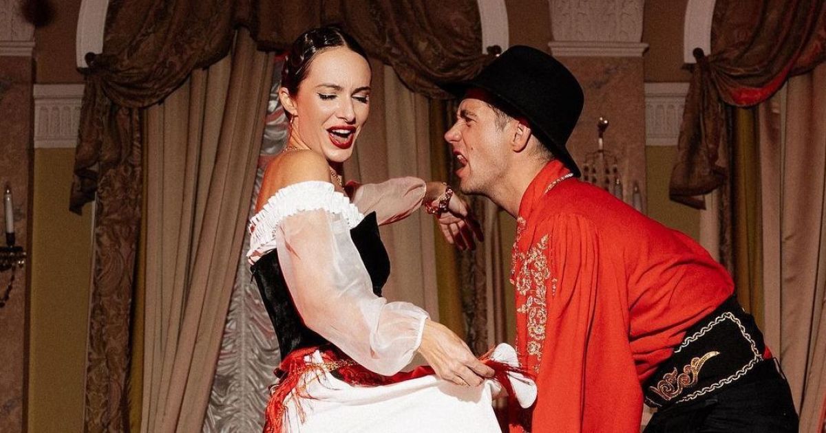 Жена Остапчука показала, какой феерический праздник в цыганском стиле он ей устроил