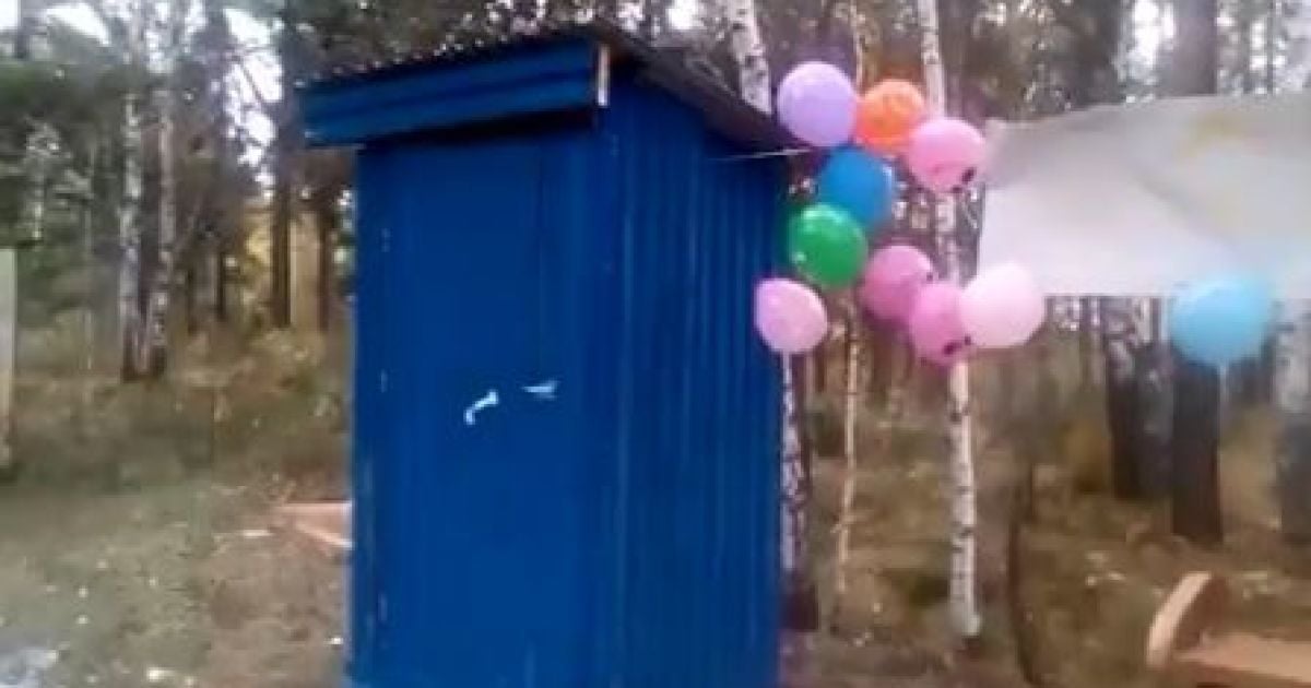 С воздушными шариками: в России торжественно открыли деревянный туалет для водителей автобусов (видео)