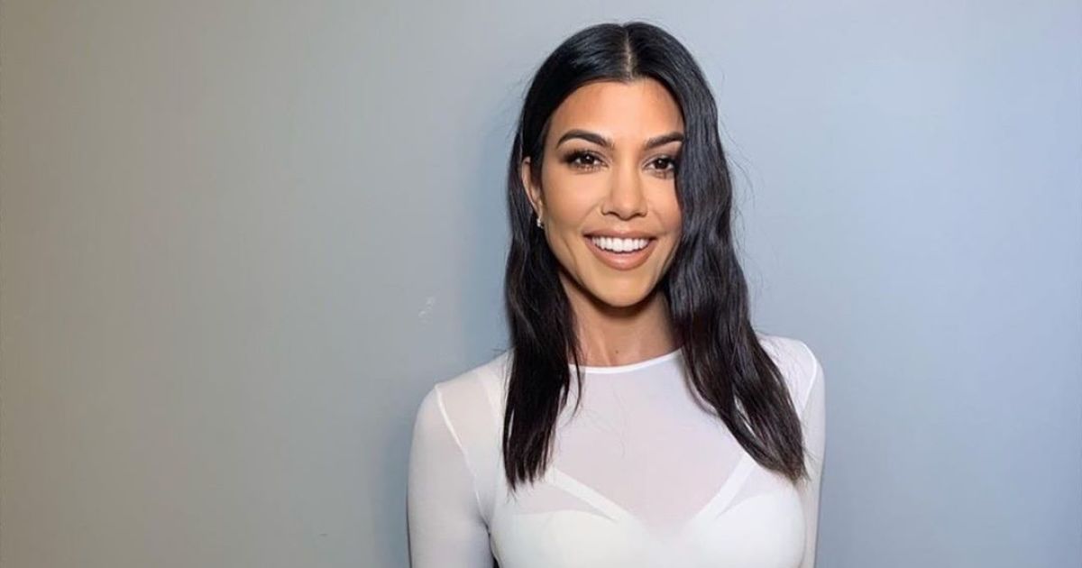 Схудла Кортні Кардашян у сріблястому купальнику похизувалася фігурою