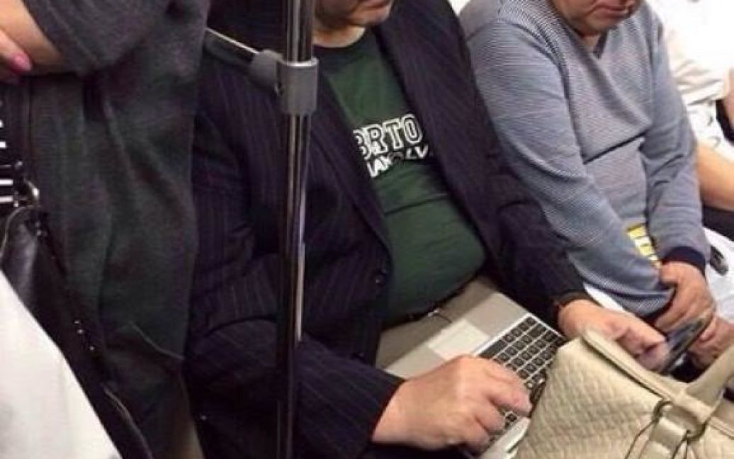 "Порошенко" за ноутбуком в метро. / © Еспресо.TV