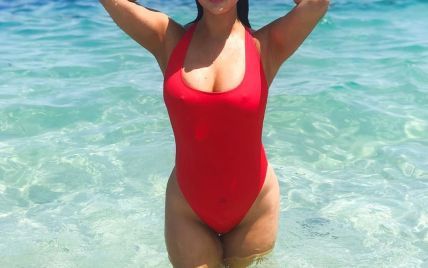 "Спасительница Малибу" Селена Гомес в красном купальнике продемонстрировала фигуру