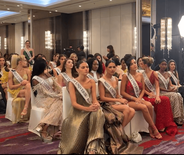 Фатіма Бош у кінці залу в зеленій сукні. Дівчина встала, почувши звинувачення на свою адресу