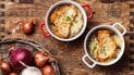 Як приготувати ароматний цибулевий суп із грюєром і хрусткими грінками