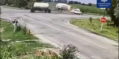 У Макарові позашляховик влетів у вантажівку, яка від удару перекинулась: з'явилося жахливе відео