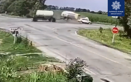 В Макарове внедорожник влетел в грузовик, который от удара перевернулся: появилось ужасное видео