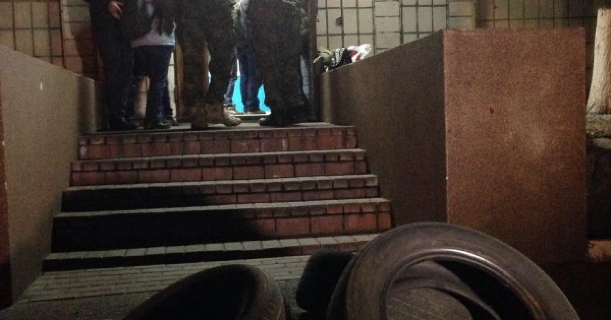 Активісти заблокували приміщення Подільського відділу поліції. / © Громадське ТБ