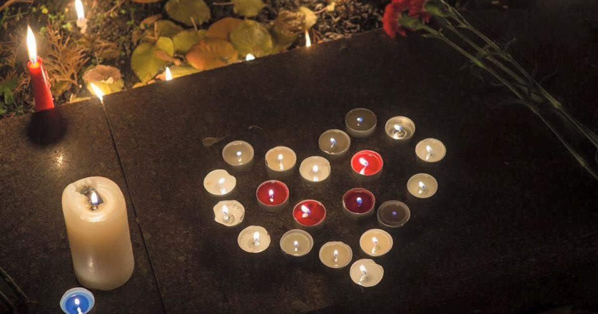 Возле посольства Франции в Киеве с ночи горят свечи в память о жертвах терактов в Париже