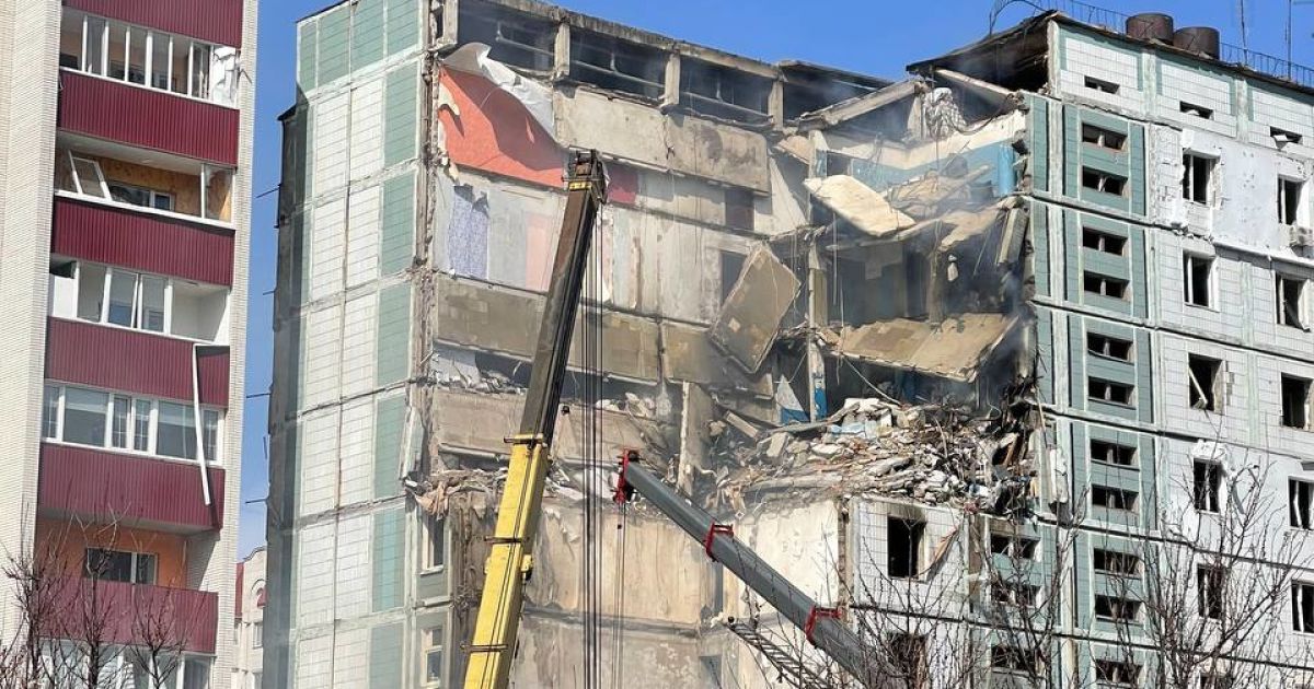 Фото з місця ракетного удару по багатоповерхівках в Умані 28 квітня