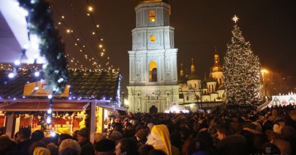 У Києві засяяла прекрасна 24-метрова ялинка / © УНІАН