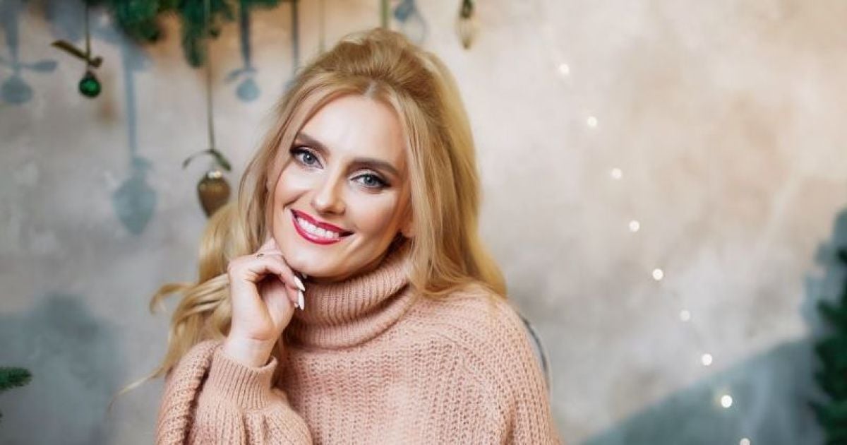 Улыбающаяся Ирина Федишин посветила обнаженным плоским животиком в праздничной фотосессии