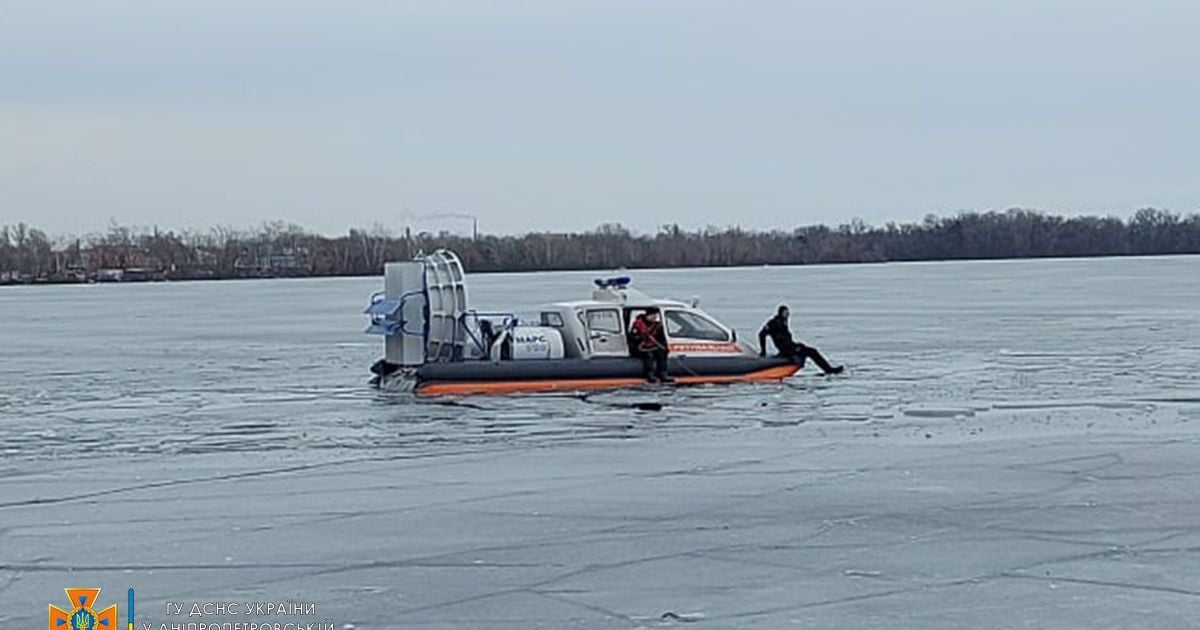 Ушел с другом на реку: в Днепре спасатели достали тело парня