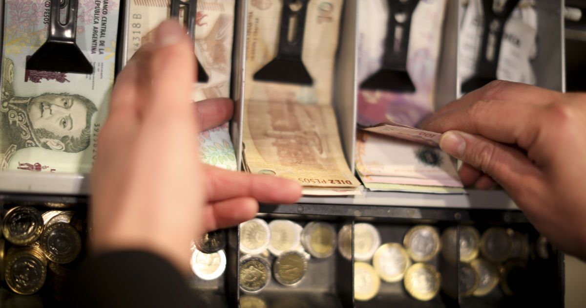 Аргентина "заморозила" выплату долгов. Кредиторам она должна 100 миллиардов долларов