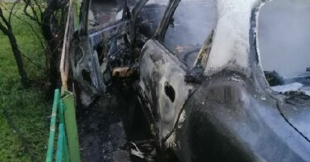 У Києві у палаючому автомобілі знайшли труп чоловіка