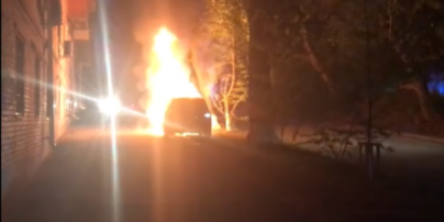 В Киеве дотла сожгли машину главного редактора украинского телеканала