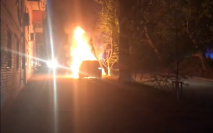 В Киеве дотла сожгли машину главного редактора украинского телеканала