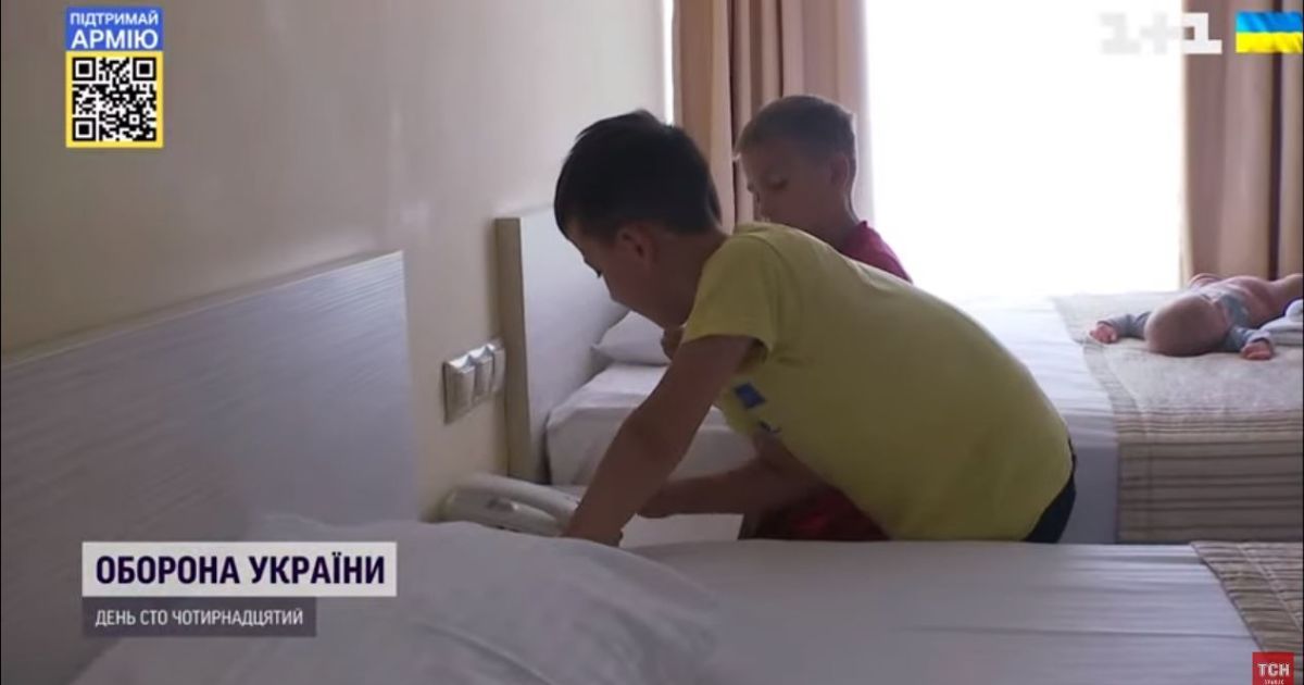 "Нас і бомбили авіаударами, ми в підвалі жили": волонтери вмовили виїхати із Соледара родину з чотирма дітьми