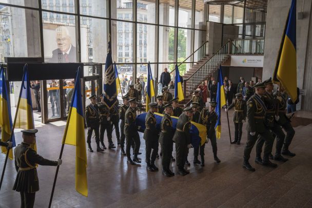Солдати несуть труну Леоніда Кравчука. / © Associated Press