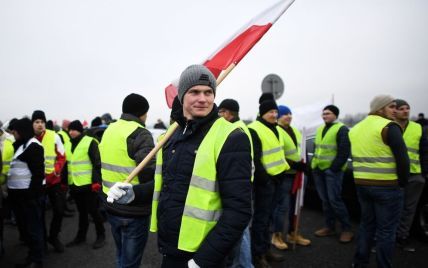 Новая волна протестов: в Париже задержали 24 участника акции "желтых жилетов"