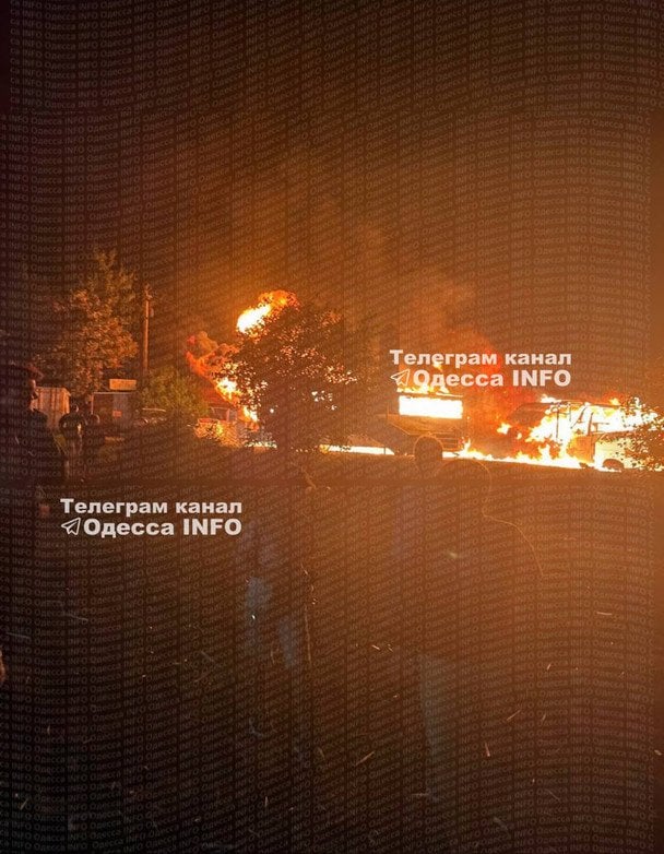 На КПП внаслідок російських ударів виникла пожежа. / © Одеса INFO