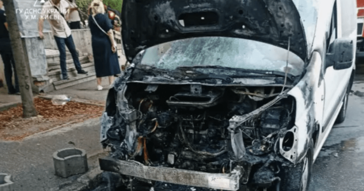 На Печерську спалахнув мікроавтобус