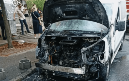 В Киеве на Печерске загорелся микроавтобус: появились фото