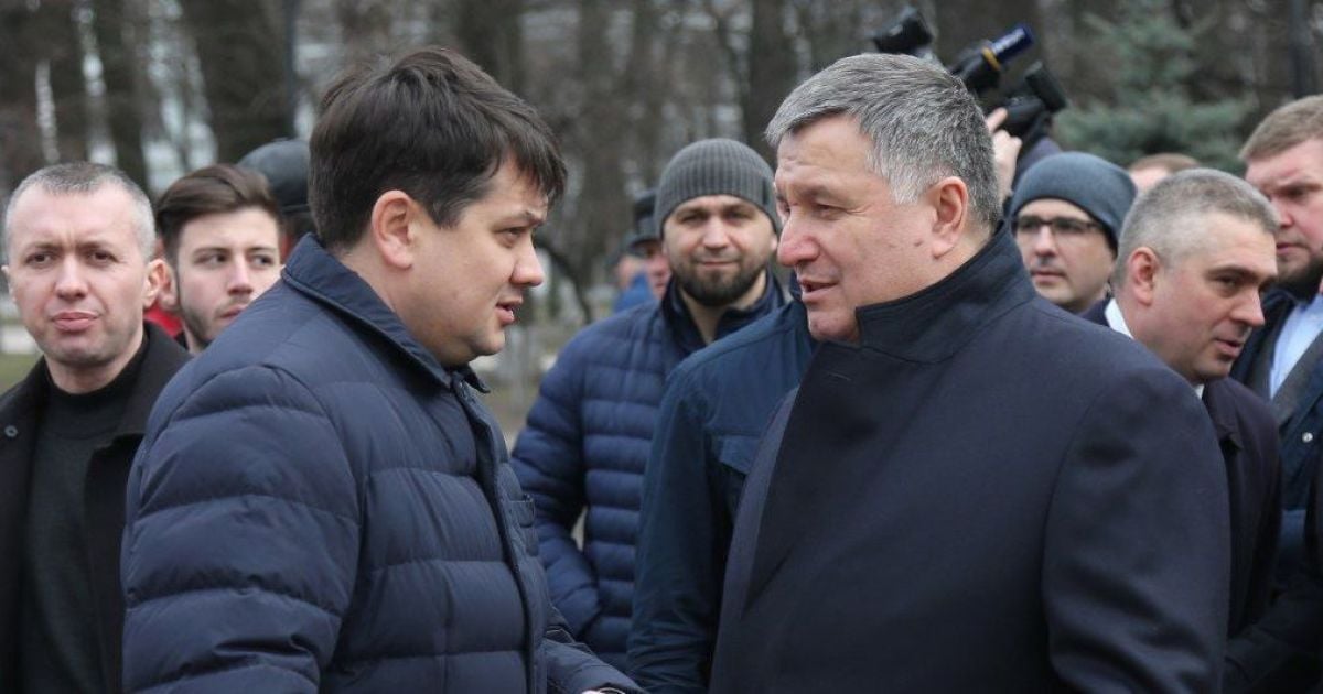 "Він підписав. Поставив "утримався", – Аваков про голосування Разумкова за санкції проти "каналів Медведчука"