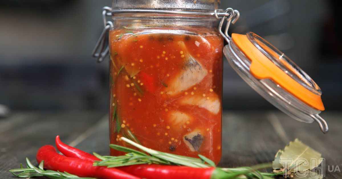 Маринованная сельдь в томатном соусе