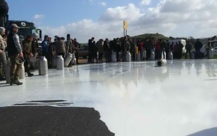 Молочний протест: на італійському острові Сардинія фермери виливають виготовлене молоко через низькі ціни