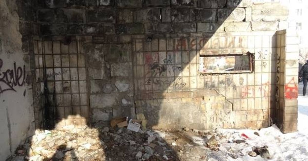 На столичній Оболоні невідомі вбили чоловіка і закидали його сміттям у зруйнованій будівлі _2 / © ГУ НП у г. Киеве