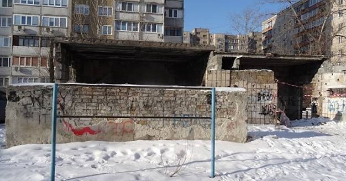 На столичній Оболоні невідомі вбили чоловіка і закидали його сміттям у зруйнованій будівлі _3 / © ГУ НП у г. Киеве