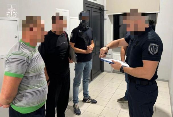 Оголошені підозри особам, які сприяли втечі Артема Дмитрука за кордон / © Офіс генерального прокурора