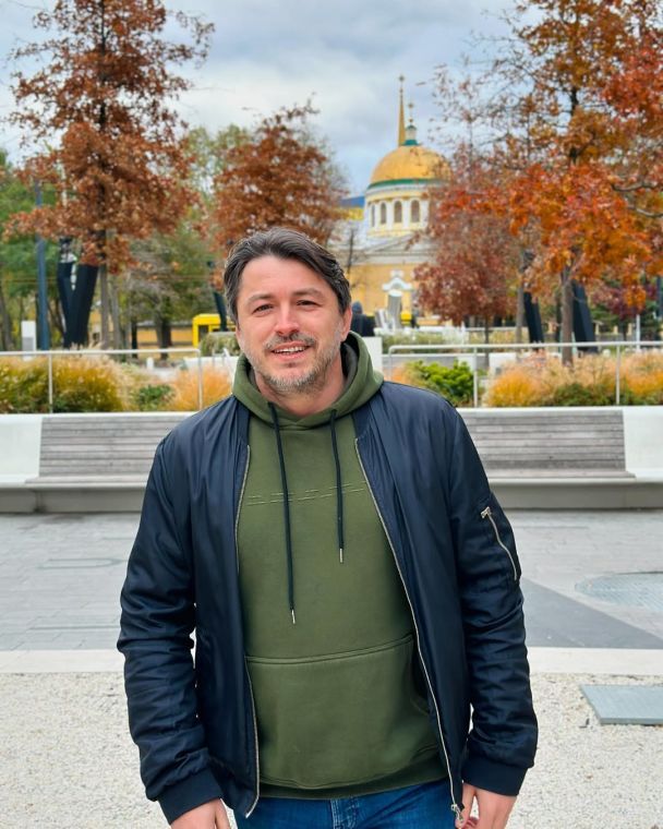 Сергей Притула восхитил редким фото с 70-летней мамой и очаровал их сходством