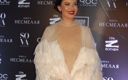 Даша Астафьева в эффектном платье с перьями презентовала сольную песню и клип