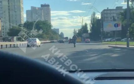 У Києві чоловік на електросамокаті їхав зі швидкістю близько 100 км/год (відео)