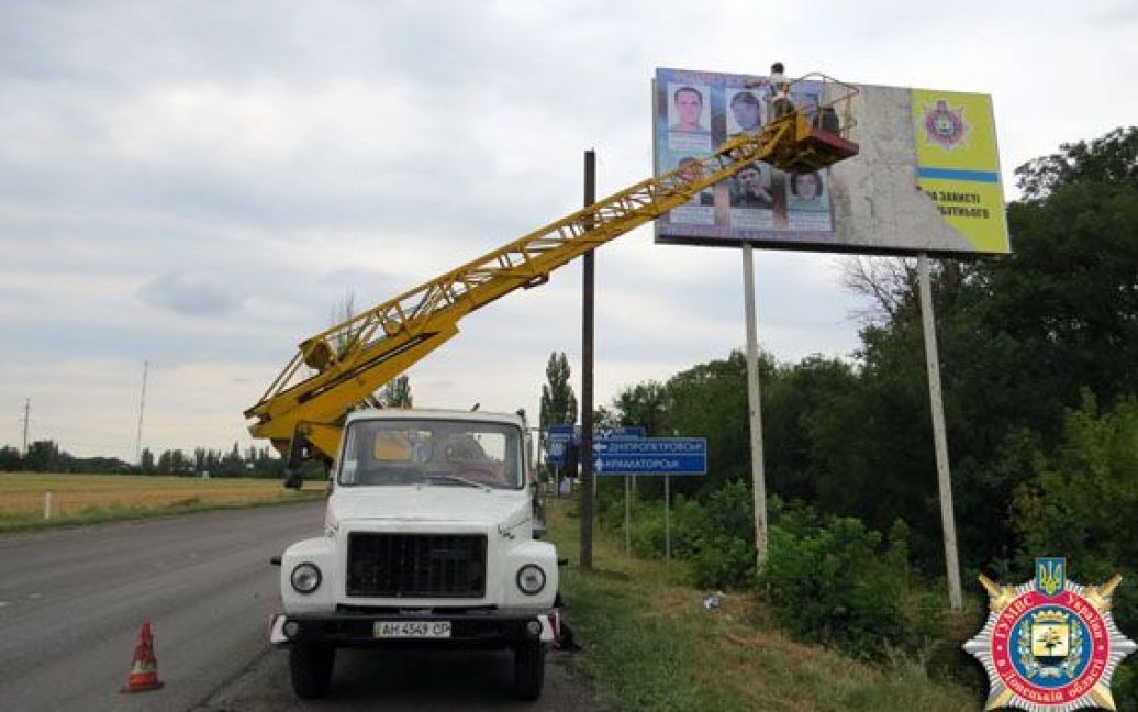 На въезде в Красноармейск установили билборд с фотографиями террористов / © Пресс-служба МВД Украины