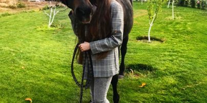 Дочь Поляковой рассказала, почему упала с лошади