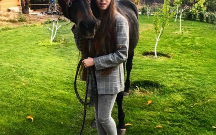 Дочь Поляковой рассказала, почему упала с лошади