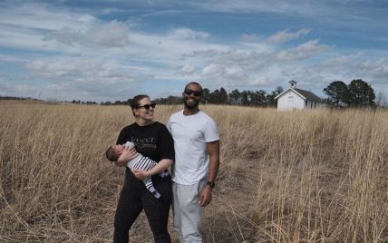 Выбрались погулять: Эшли Грэм с мужем и двухмесячным сыном наслаждаются природой