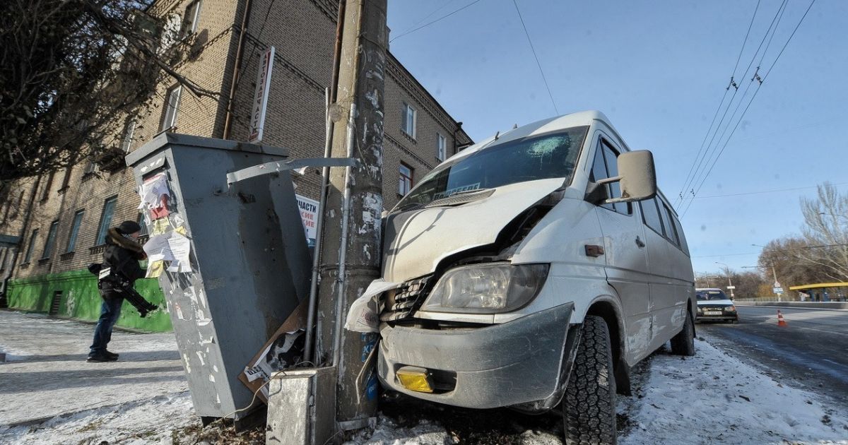 В Запорожье "Таврия" отбросила маршрутку с пассажирами в столб, есть пострадавшие