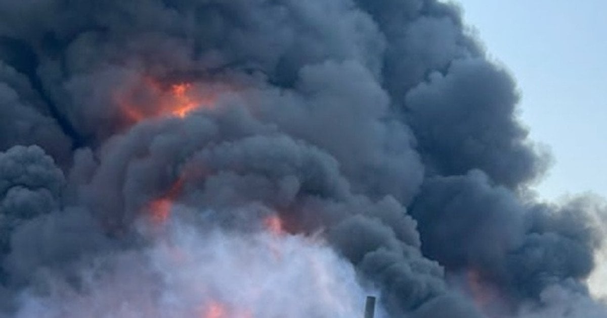 Дым от пожара после взрыва